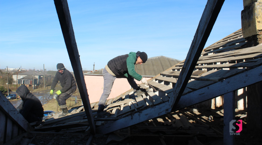 ფოთში, ნაბადის უბანში, მრავალბინიანი სახლების გადახურვა მიმდინარეობს