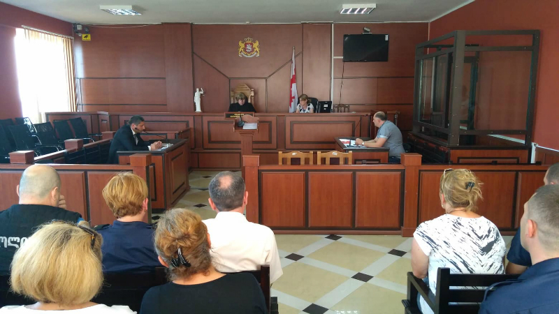 ფოთის პოლიციის ყოფილი თანამშრომელი სასამართლო დარბაზიდან გათავისუფლდა