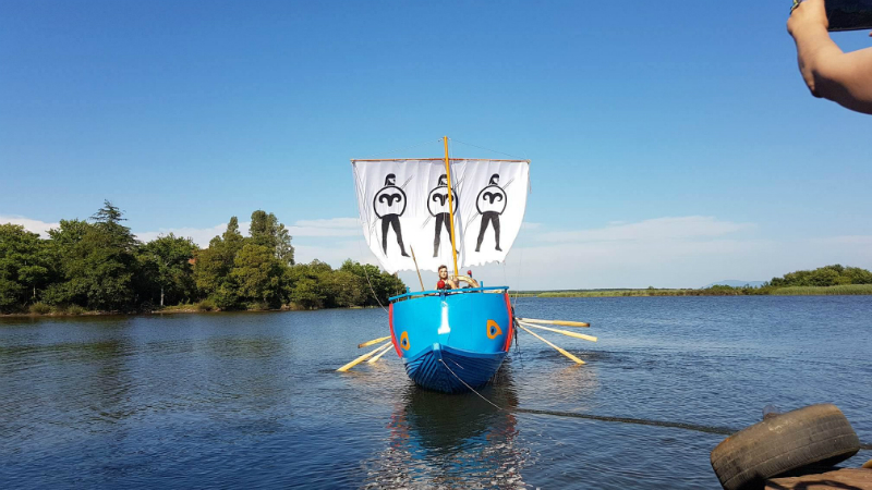 მდინარე კაპარჭინასა და პალიასტომის ტბის შესართავთან, გემი საზეიმო ვითარებაში ჩაეშვა