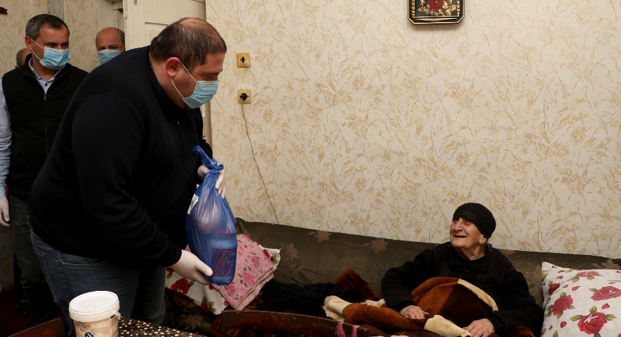 სენაკში, ხანდაზმულ ბენეფიციარებს საკვები სახლში მიუტანეს