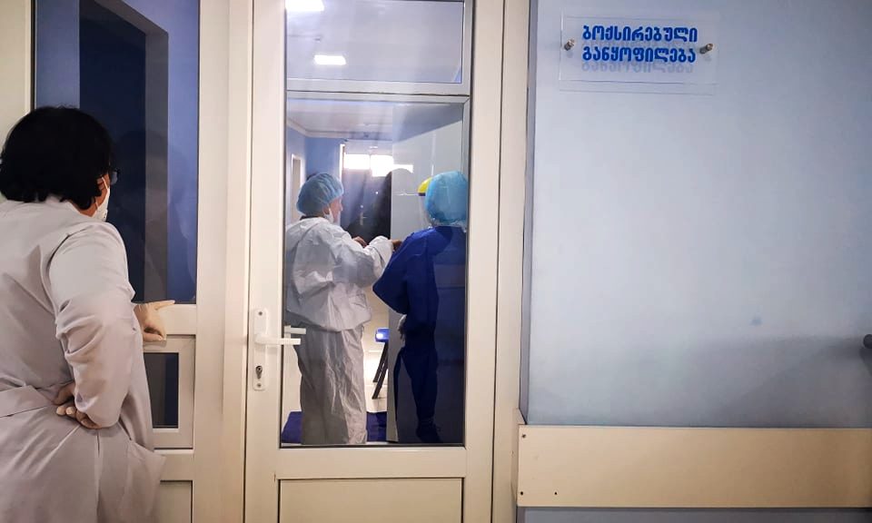 ზუგდიდის ინფექციური საავადმყოფოს ბოქსირებულ განყოფილებაში ახალგაზრდა ქალი მოათავსეს