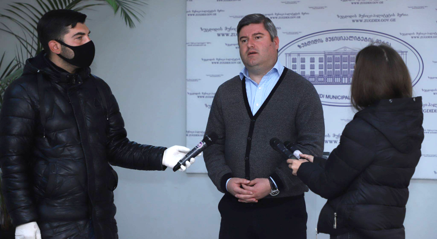 ზუგდიდის მერის განცხადებით, წუხელ გვიან ღამით 20-მდე მოქალაქე დაჯარიმდა