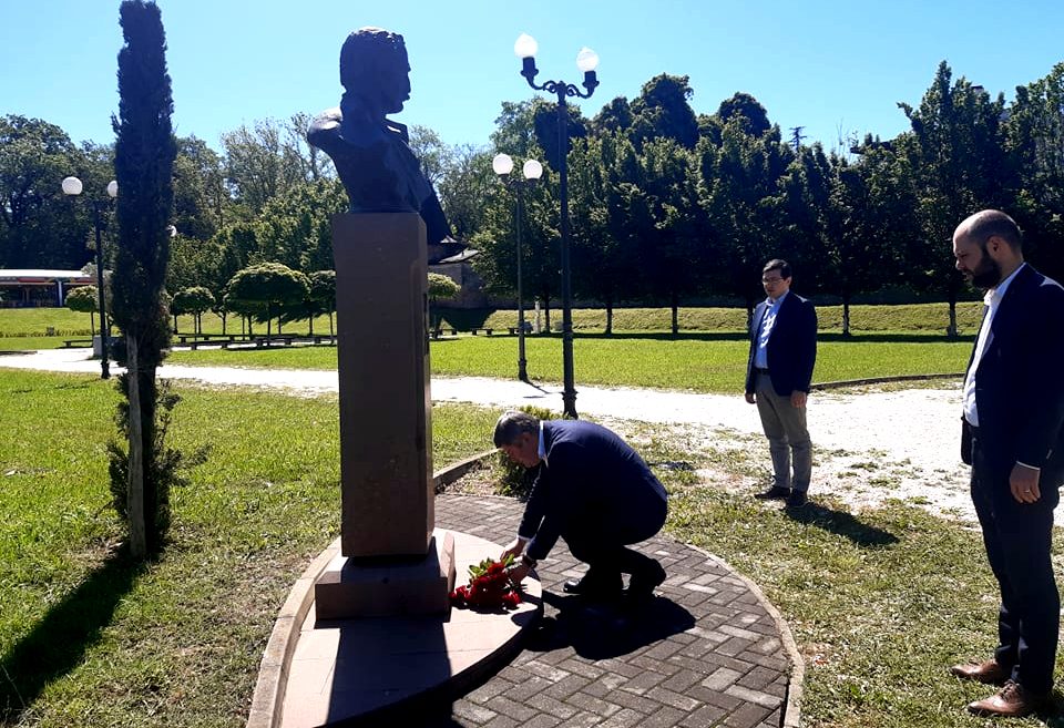 ზუგდიდის მერმა მოადგილეებთან ერთად მერაბ კოსტავას და ზვიად გამსახურდიას ძეგლები ყვავილებით შეამკო