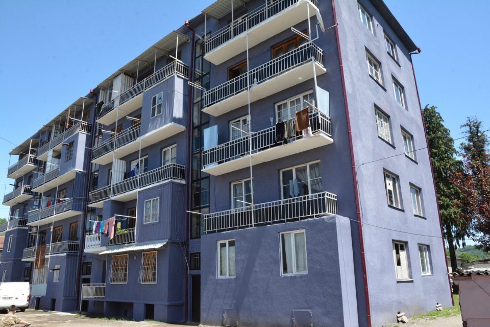 ჩხოროწყუში, მრავალსართულიანი ბინების ფასადების რეაბილიტაცია მიმდინარეობს