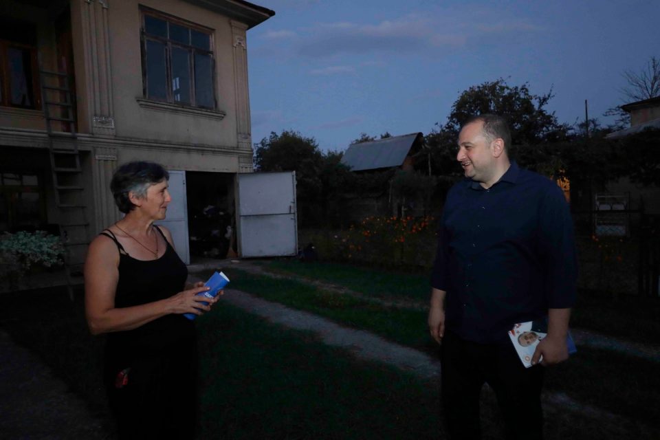 ირაკლი ჩიქოვანმა მოსახლეობასთან კარდაკარის პრინციპით შეხვედრები დაიწყო