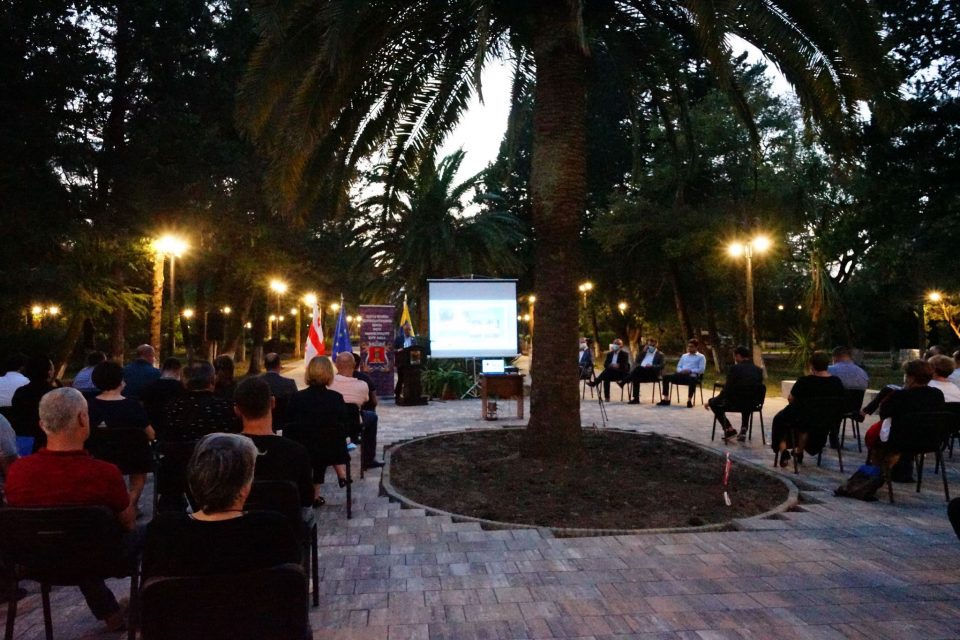 ფოთის მერმა ქალაქის ცენტრალურ პარკში მოსახლეობას ანგარიში წარუდგინა