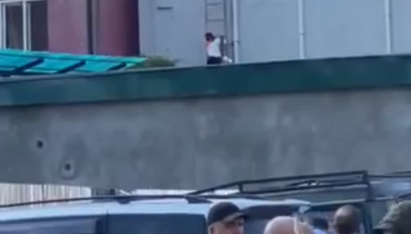 მძევლების ევაკუაცია ზუგდიდში – შენობიდან ხალხი სახანძრო კიბით გამოჰყავთ