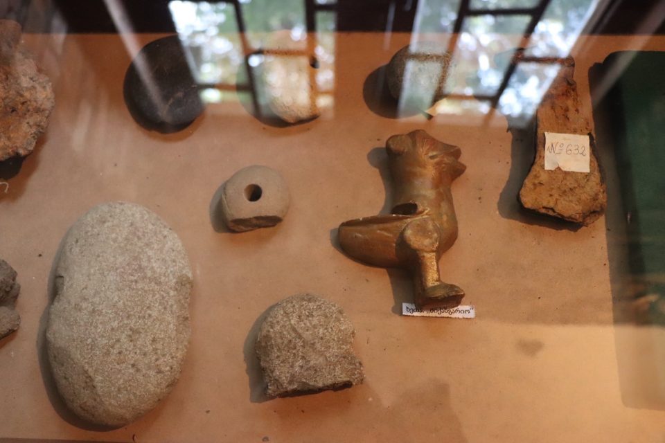 არქეოლოგიური არტეფაქტების გამოფენა ხობში