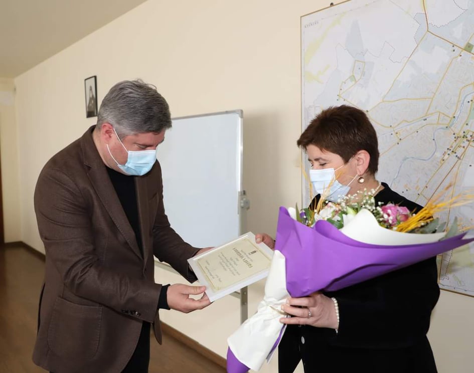 ზუგდიდის მერმა წარმატებული პედაგოგებს მადლობის სიგელები გადასცა