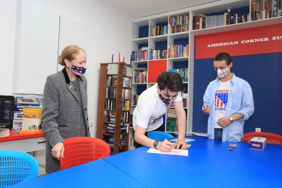 კელი დეგნანი ზუგდიდის ამერიკული კუთხის გაფართოების ცერემონიალს დაესწრო