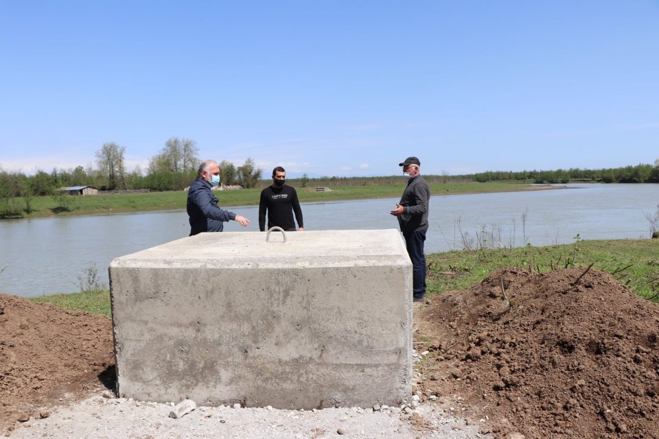 მდინარე ხობისწყალზე ნატანდამჭერი ბარიერის მოწყობა მიმდინარეობს