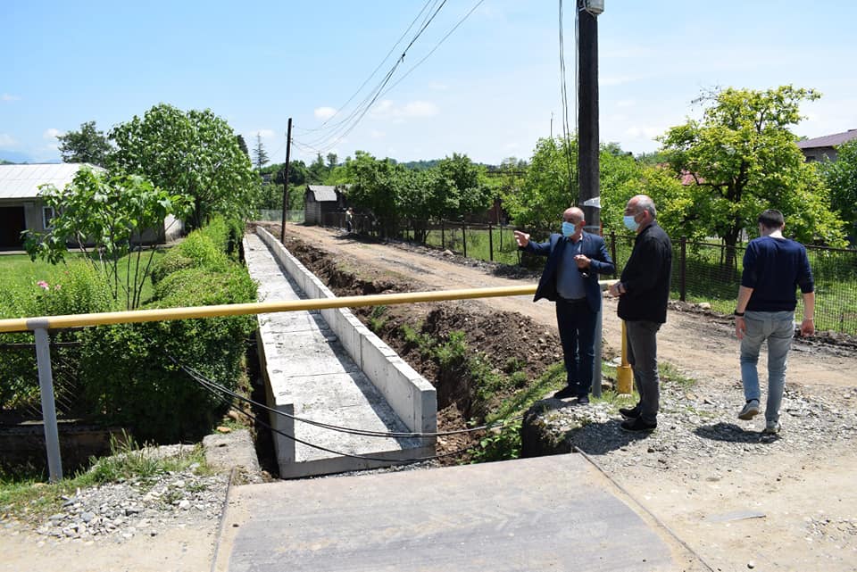 წალენჯიხაში გზისა და ქალაქ ჯვარში სასმელი წყლის სისტემების სარეაბილიტაციო სამუშაოები მიმდინარეობს