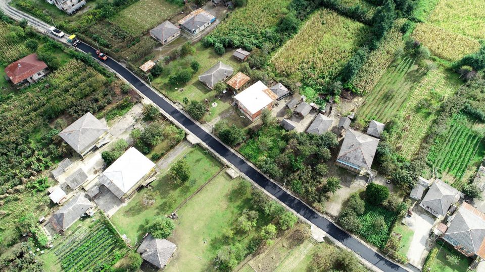 სენაკის მუნიციპალიტეტში საგზაო ინფრასტრუქტურული სამუშაოები უწყვეტ რეჟიმში მიმდინარეობს