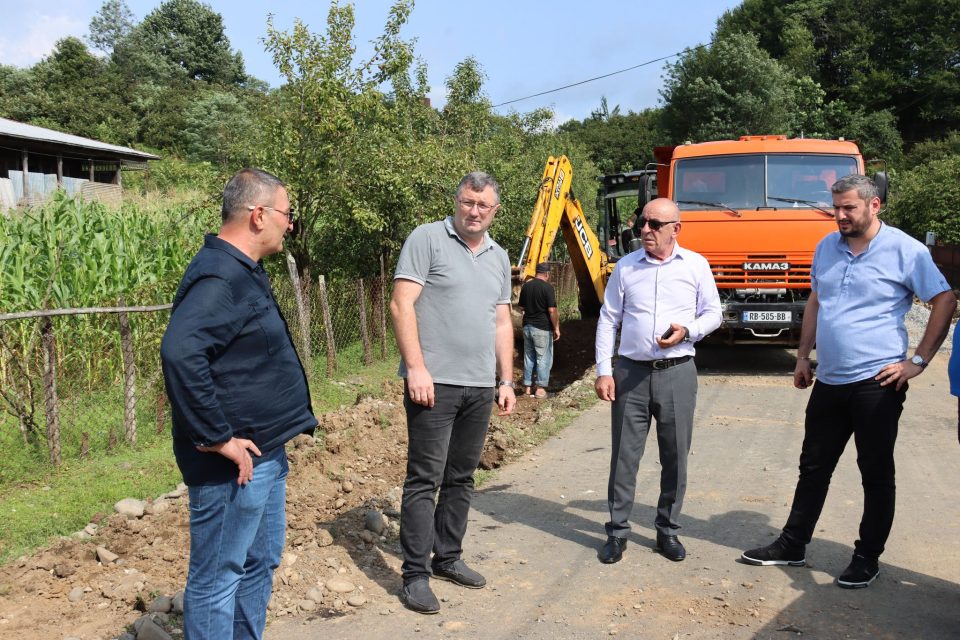 სოფელ ხაბუმეში, ეწერის უბანში, სანიღვრე არხის მოწყობა მიმდინარეობს