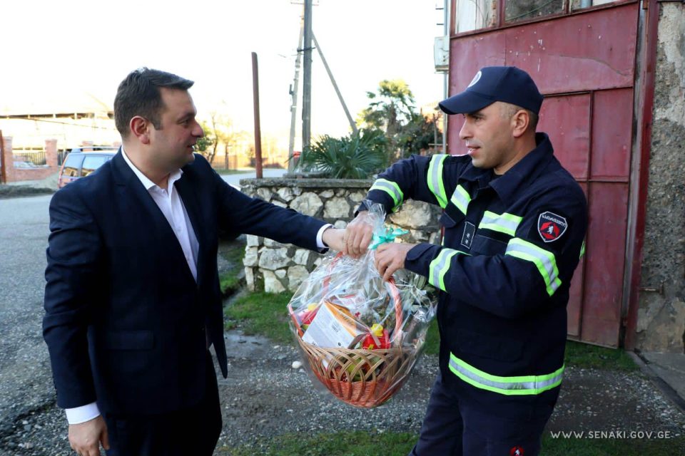 სენაკის მერმა მედიკოსებს, პოლიციელებს და მეხანძრე-მაშველებს დამდეგი 2023 წელი მიულოცა