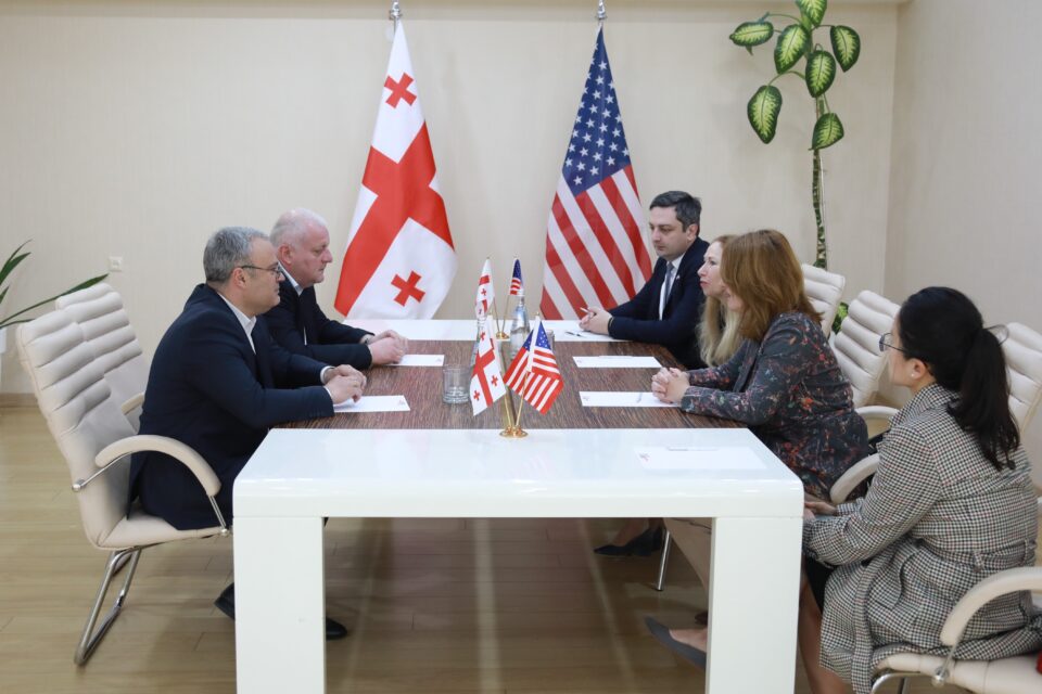 სამეგრელო-ზემო სვანეთის სახელმწიფო რწმუნებული გიორგი გუგუჩია, ზუგდიდის მერთან მამუკა წოწერიასთან ერთად ამერიკის შეერთებული შტატების ელჩს საქართველოში კელი დეგანანს შეხვდა