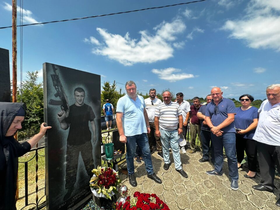 ჩხოროწყუს მერიამ აგვისტოს ომში დაღუპულის ოჯახს 2000 ლარიანი ფულადი დახმარება გამოუყო