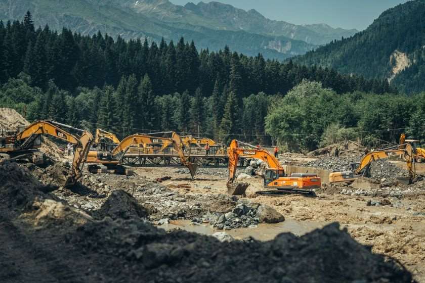 სტიქიის ზონაში სამძებრო სამუშაოები გრძელდება