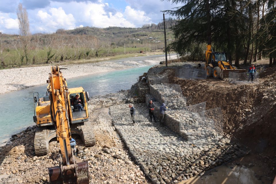 ჩხოროწყუში, გარახას უბანში, მდინარე ოჩხომურზე საავტომობილო ხიდის მშენებლობა მიმდინარეობს