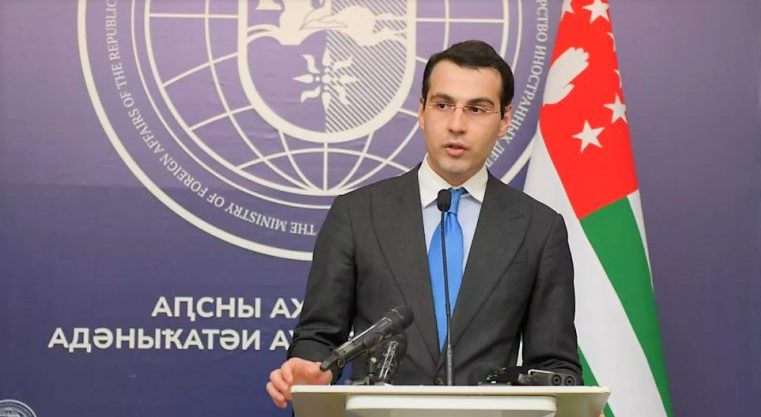 საპროტესტო ნოტის გასაჯაროების შემდეგ ინალ არძიმბამ პრესკონფერენციაზე ოპოზიციურ მედია არ მიიწვია