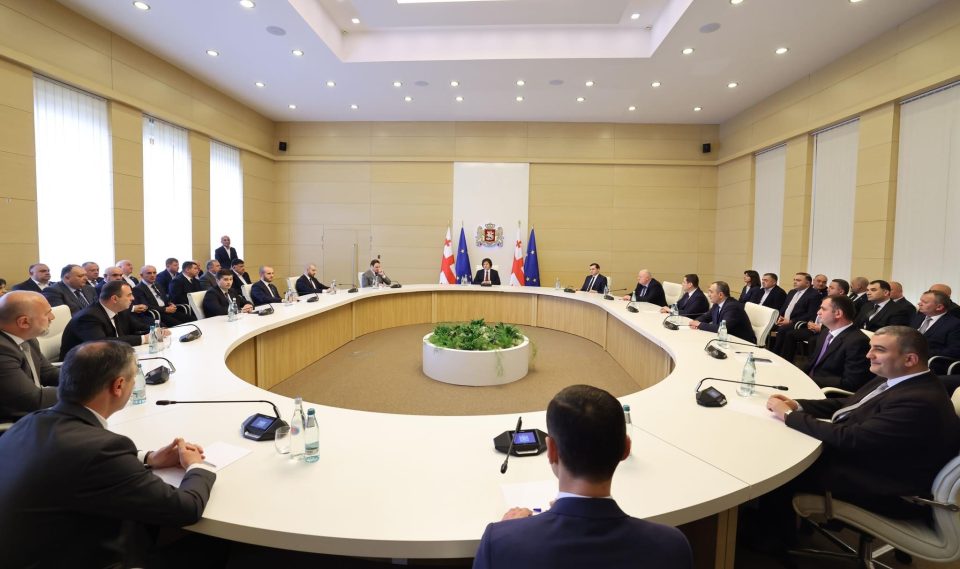 პრემიერ-მინისტრი გუბერნატორებს და მერებს შეხვდა