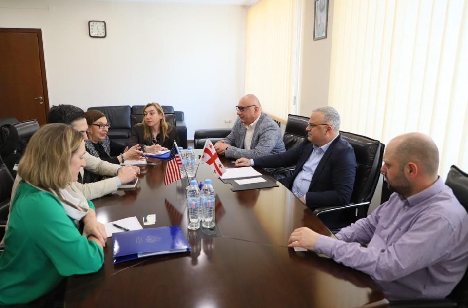 ზუგდიდის მერი ამერიკის საელჩოს პოლიტიკურ ოფიცრებს შეხვდა