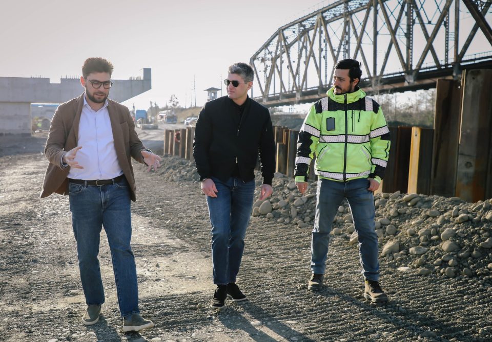 ფოთში, მდინარე რიონზე, ახალი ხიდისა და მისასვლელი გზების მშენებლობის მასშტაბური სამუშაოები მიმდინარეობს