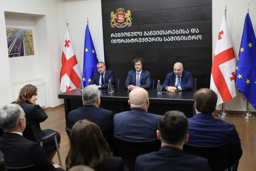 პრემიერ-მინისტრმა ინფრასტრუქტურის ახალი მინისტრი რევაზ სოხაძე სამინისტროს თანამშრომლებს წარუდგინა