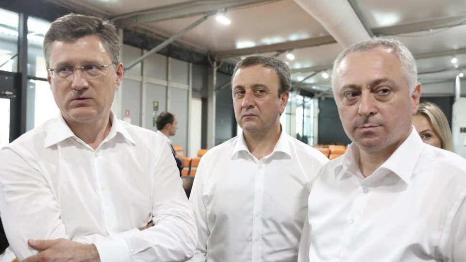 რუსეთის ვიცე-პრემიერმა ე.წ. პრეზიდენტთან ბადრა გუნბასთან ერთად სოხუმის აეროპორტი დაათვალიერა