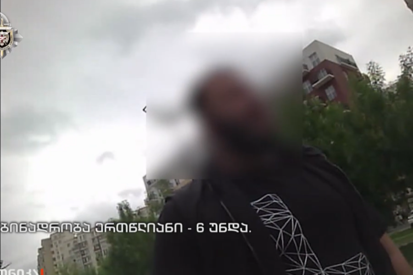 ანტიკორუფციული სააგენტოს თანამშრომლებმა თაღლითობის ბრალდებით „ნაცმოძრაობის“ პოლიტსაბჭოს წევრი დააკავეს