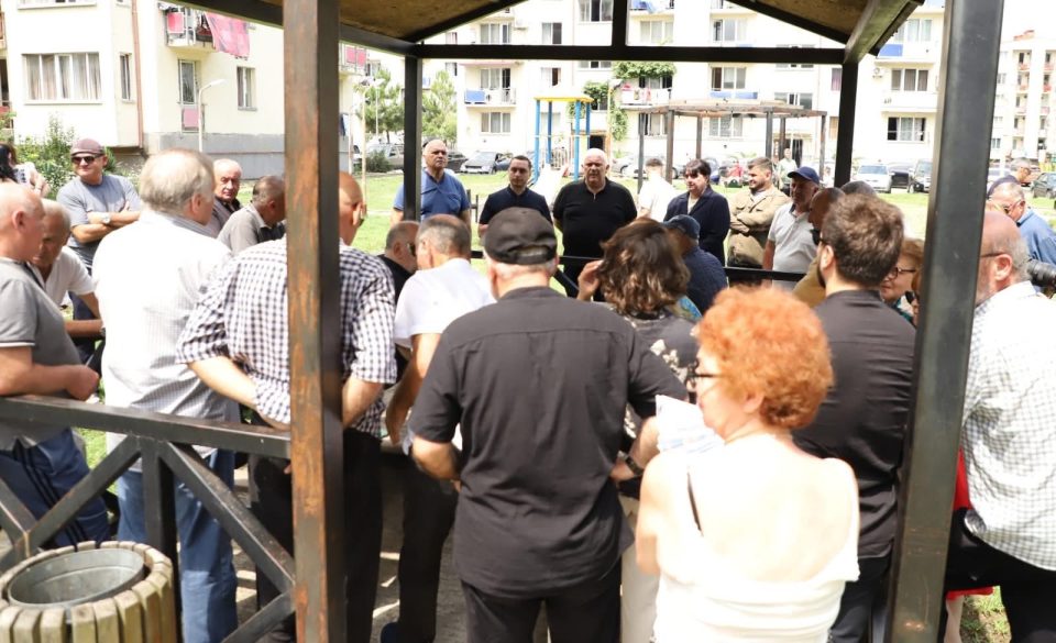 აფხაზეთის ა/რ მთავრობის თავმჯდომარე და გუბერნატორი ფოთში დევნილ მოსახლეობას შეხვდნენ