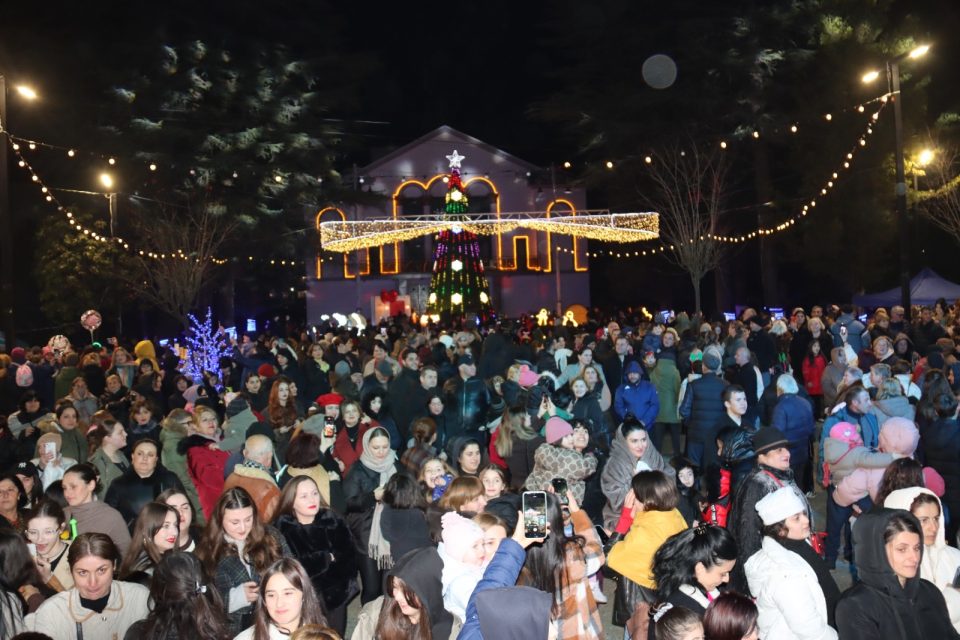 ჩხოროწყუში ნაძვის ხე აანთეს [ახალი წლის დღეები]